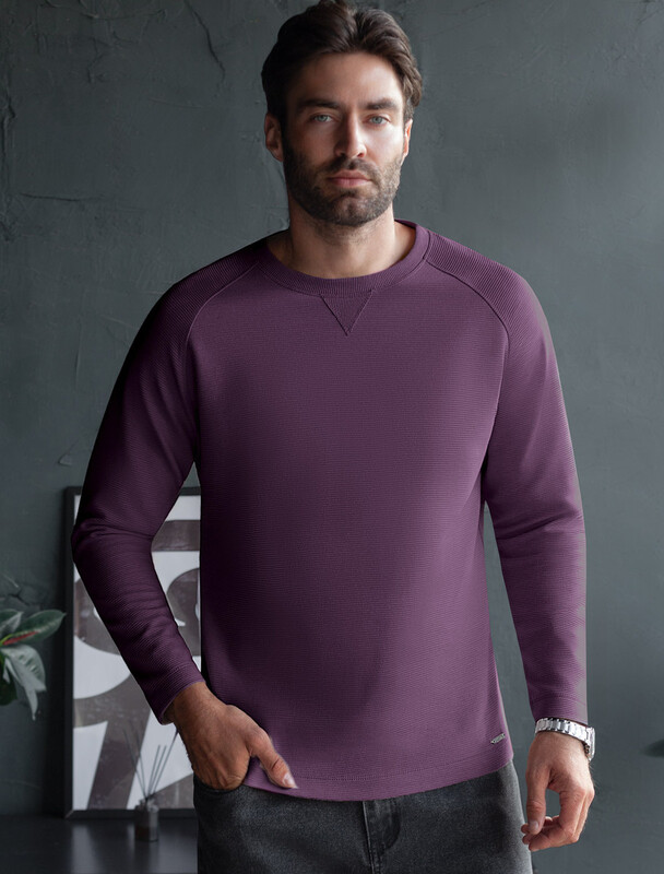 Джемпер базовый из мягкого фактурного трикотажа с круглым воротом