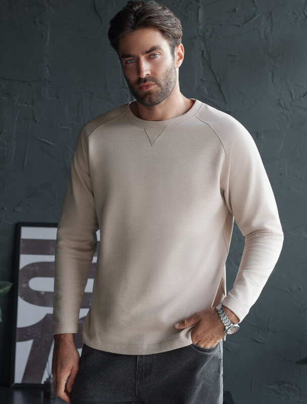 Джемпер базовый из мягкого фактурного трикотажа с круглым воротом