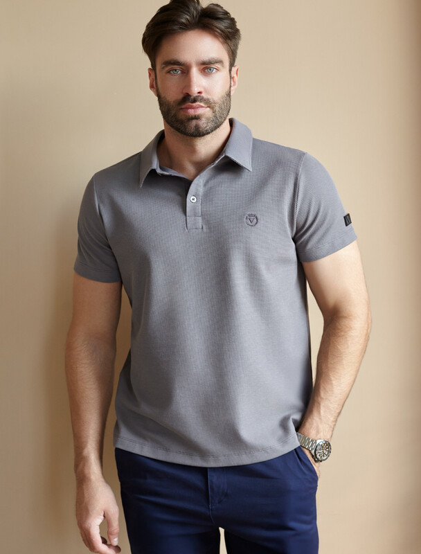 Футболка-поло из фактурного трикотажа