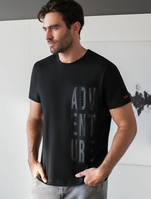 Футболка базовая полуприлегающая из премиального хлопка с принтом