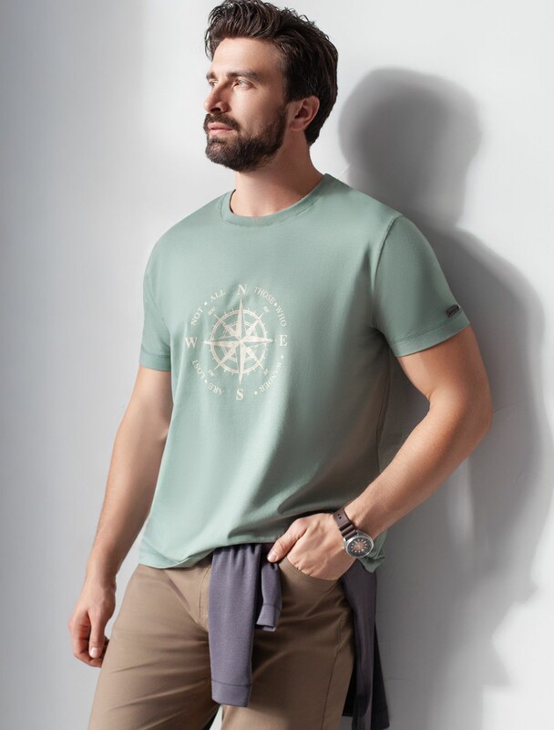 Футболка базовая полуприлегающая из премиального хлопка с принтом