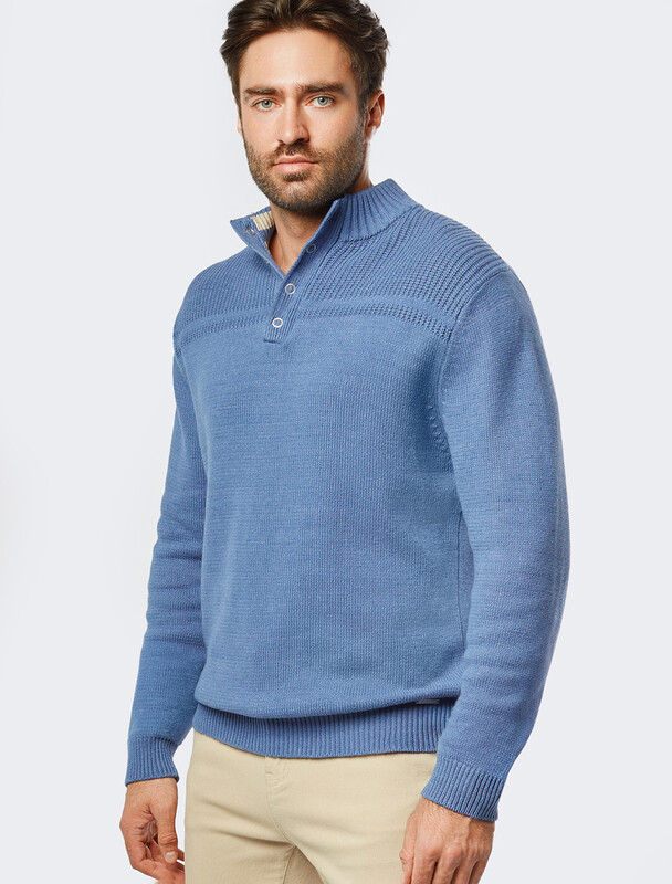 Свитер фактурной вязки с застежкой на крупные кнопки