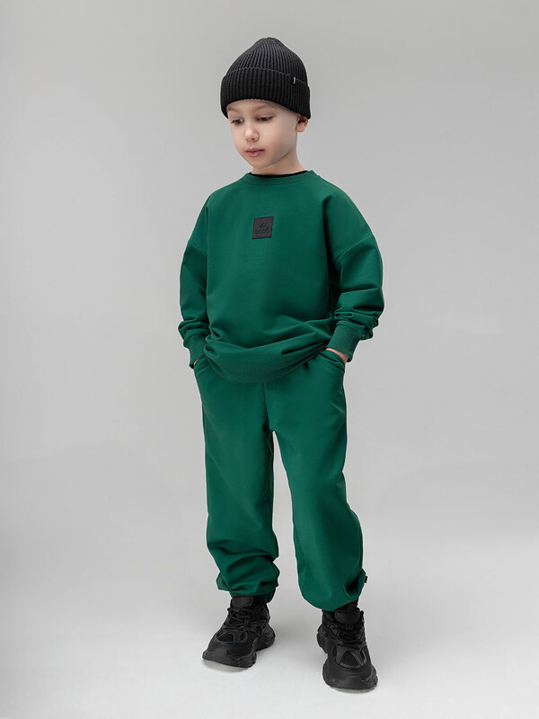 Костюм с нашивкой