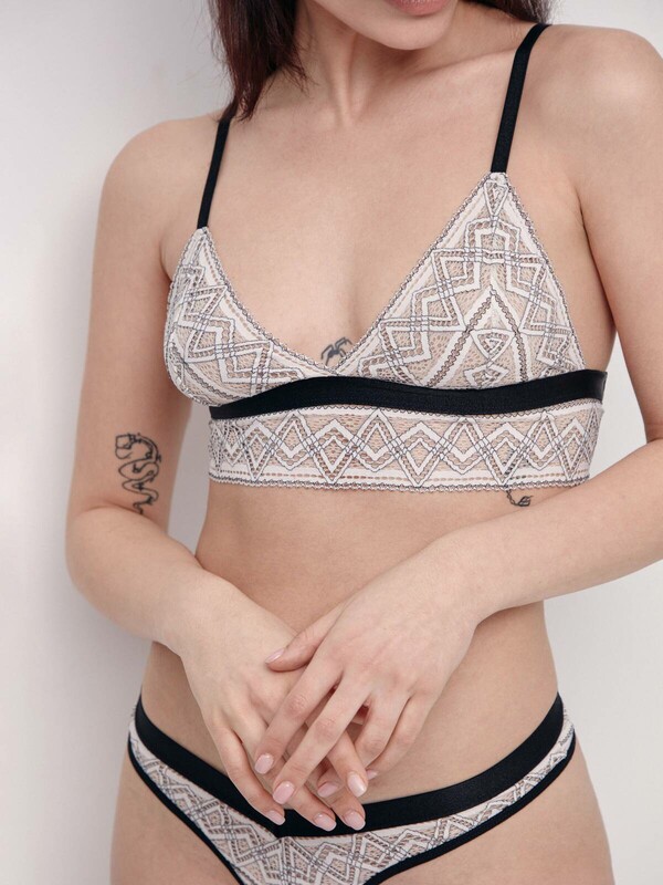 Бюстье CONTE Бюстье с треугольными чашками из фактурного кружева FAIRYTALE LBE 1554