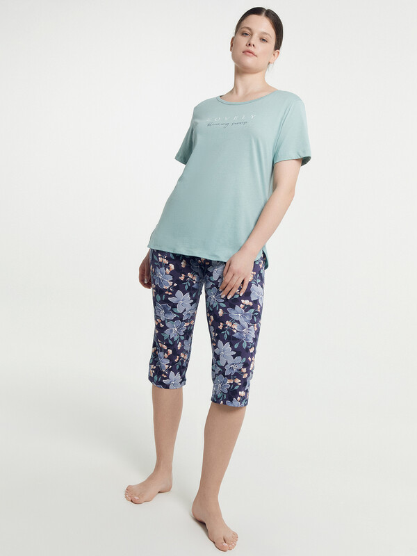 КОМПЛЕКТ ЖЕНСКИЙ (ДЖЕМПЕР, КАПРИ) 592228