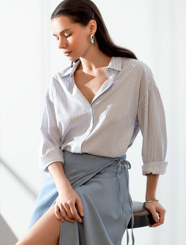 Блузка свободного силуэта в тонкую полоску из эластичного хлопка с добавлением льна