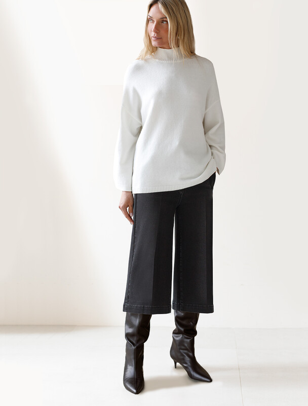 Джинсовые шорты бермуды со стрелками их эластичного денима