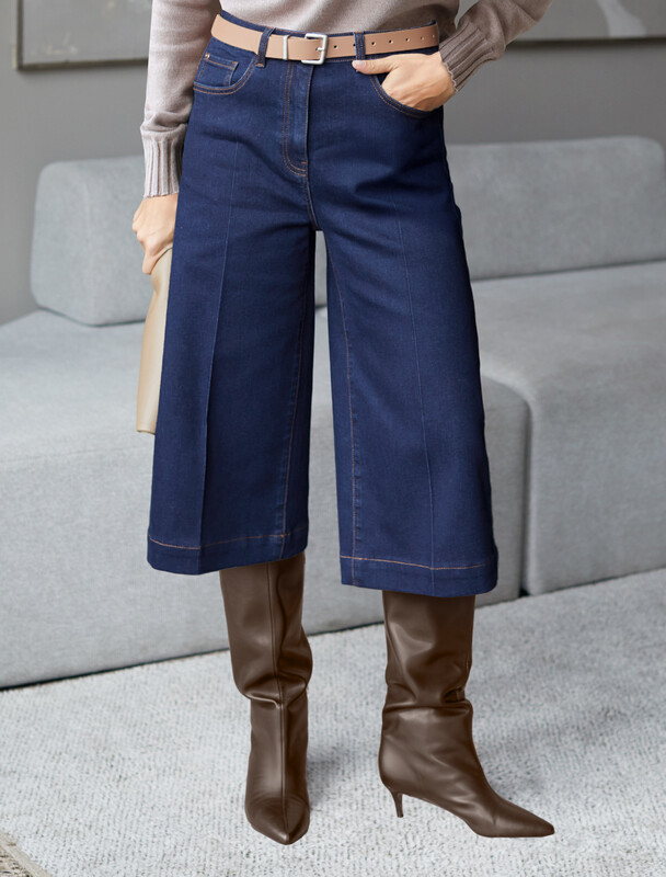 Джинсовые шорты бермуды со стрелками их эластичного денима