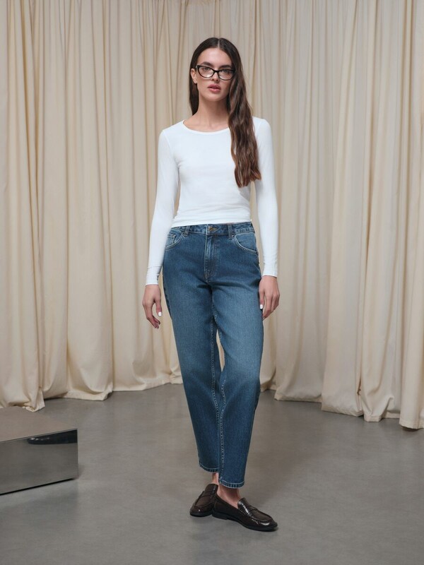 Актуальная коллекция CONTE CON-814 Синие джинсы relaxed mom с эффектом потёртостей