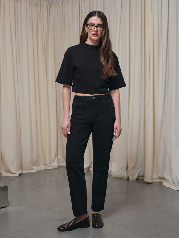 Актуальная коллекция CONTE CON-844 Чёрные джинсы relaxed mom с декоративной отстрочкой на задних кар