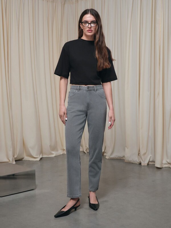 Актуальная коллекция CONTE CON-846 Джинсы mom в пепельном оттенке