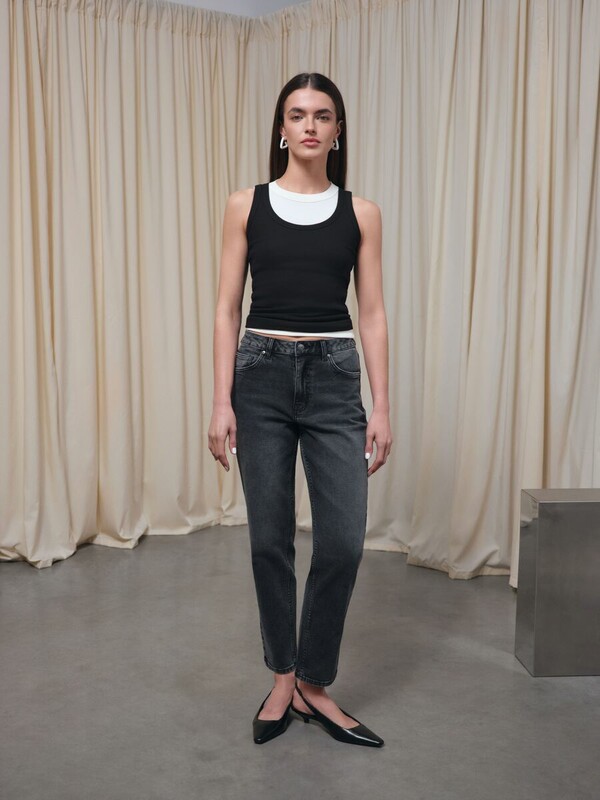 Актуальная коллекция CONTE CON-847 Чёрные джинсы mom с декоративными патами на талии