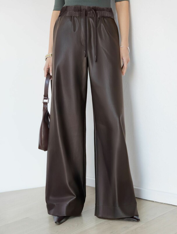 Широкие кожаные брюки-трубы с поясом