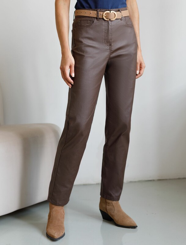 Брюки mom fit из эластичного хлопка с покрытием под кожу