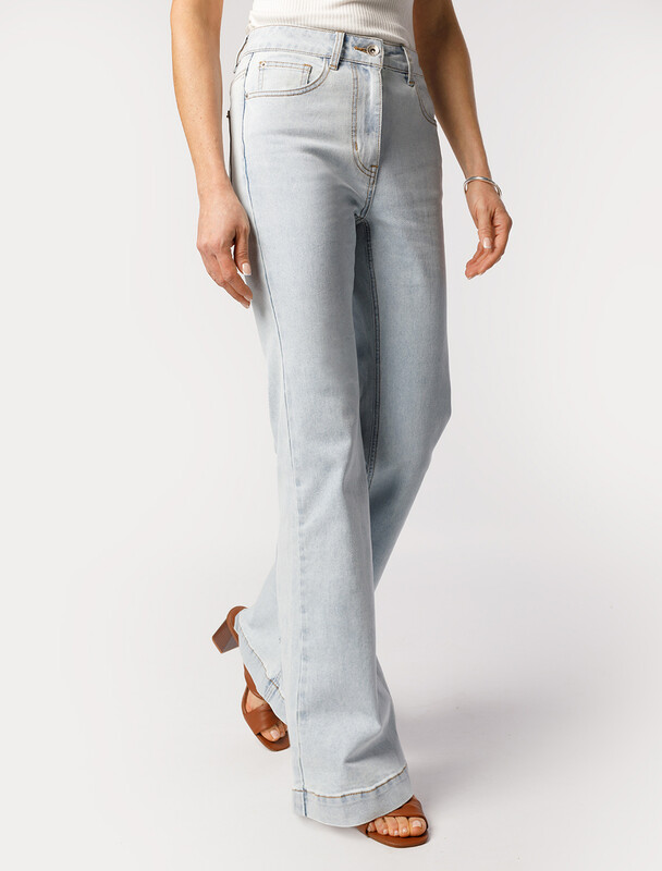 Джинсы-клеш из эластичного денима