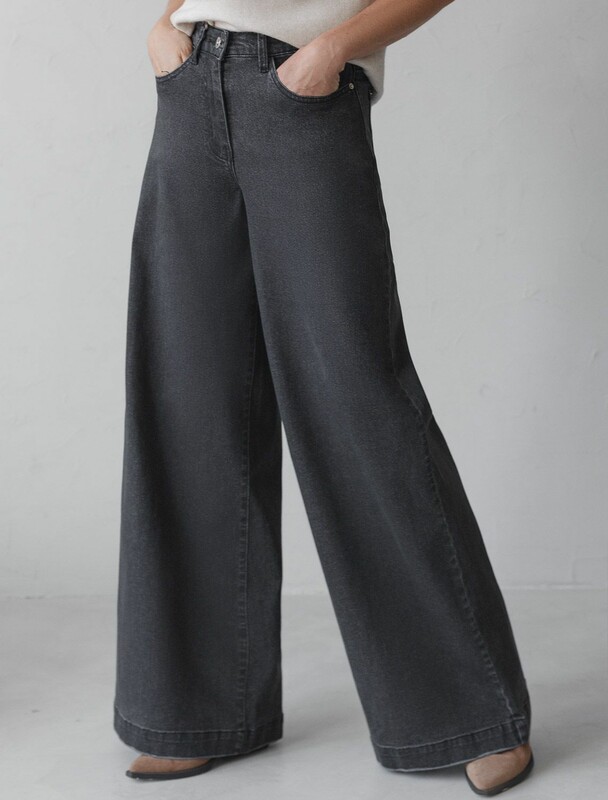 Джинсы трубы широкие с декоративной стиркой из эластичного денима