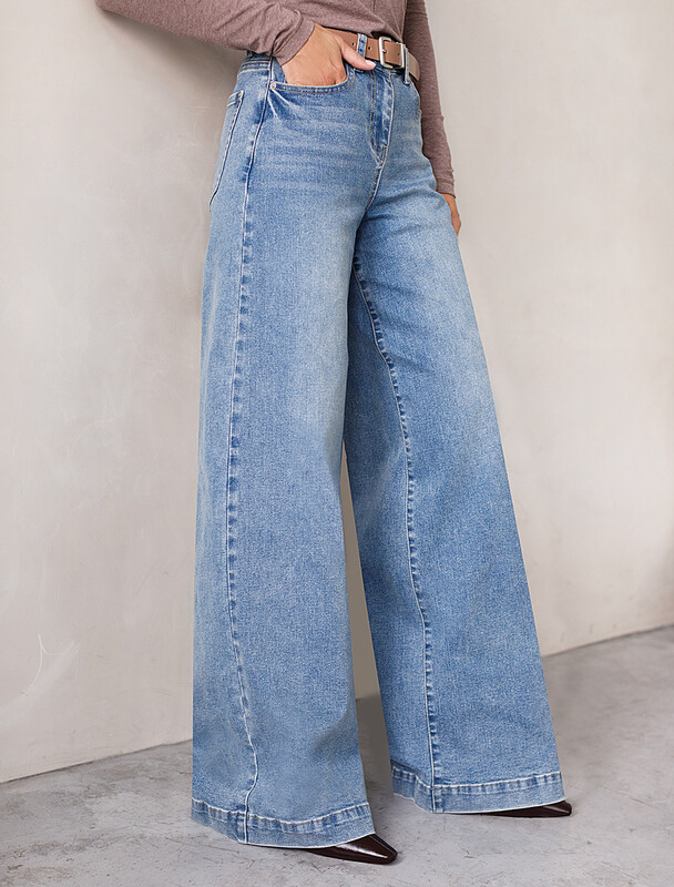 Джинсы трубы широкие с декоративной стиркой из эластичного денима