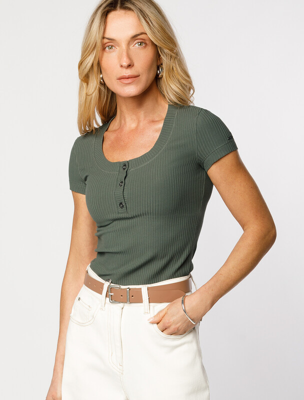 Футболка из трикотажа в широкий рубчик