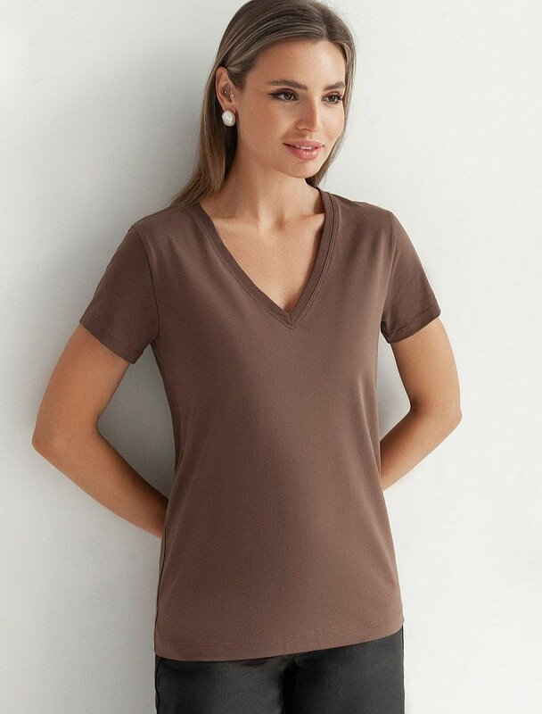 Футболка из премиального хлопка с V-образным вырезом