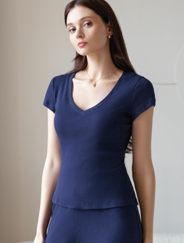 Футболка с V вырезом из фактурного трикотажа в рубчик