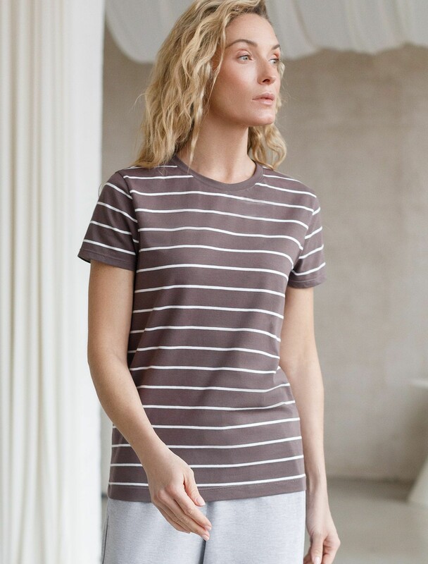 Базовая футболка полуприлегающая из премиального хлопка с эластаном