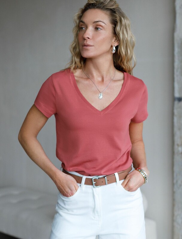 Базовая футболка из премиального хлопка с V образным вырезом