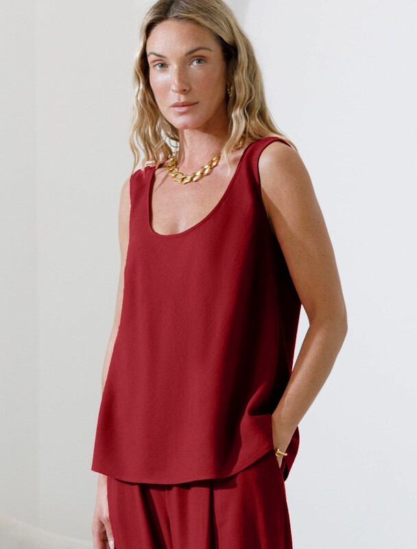 Свободный топ с U-вырезом изо льна с вискозой по косой