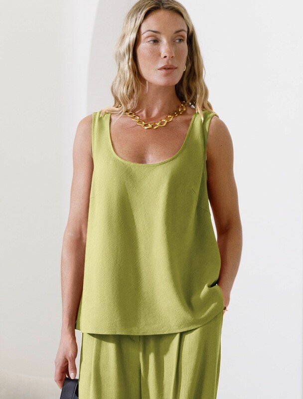 Свободный топ с U-вырезом изо льна с вискозой по косой