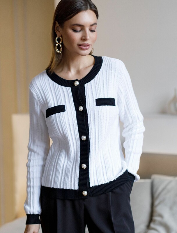 Жакет фактурной вязки с золотистыми пуговицами