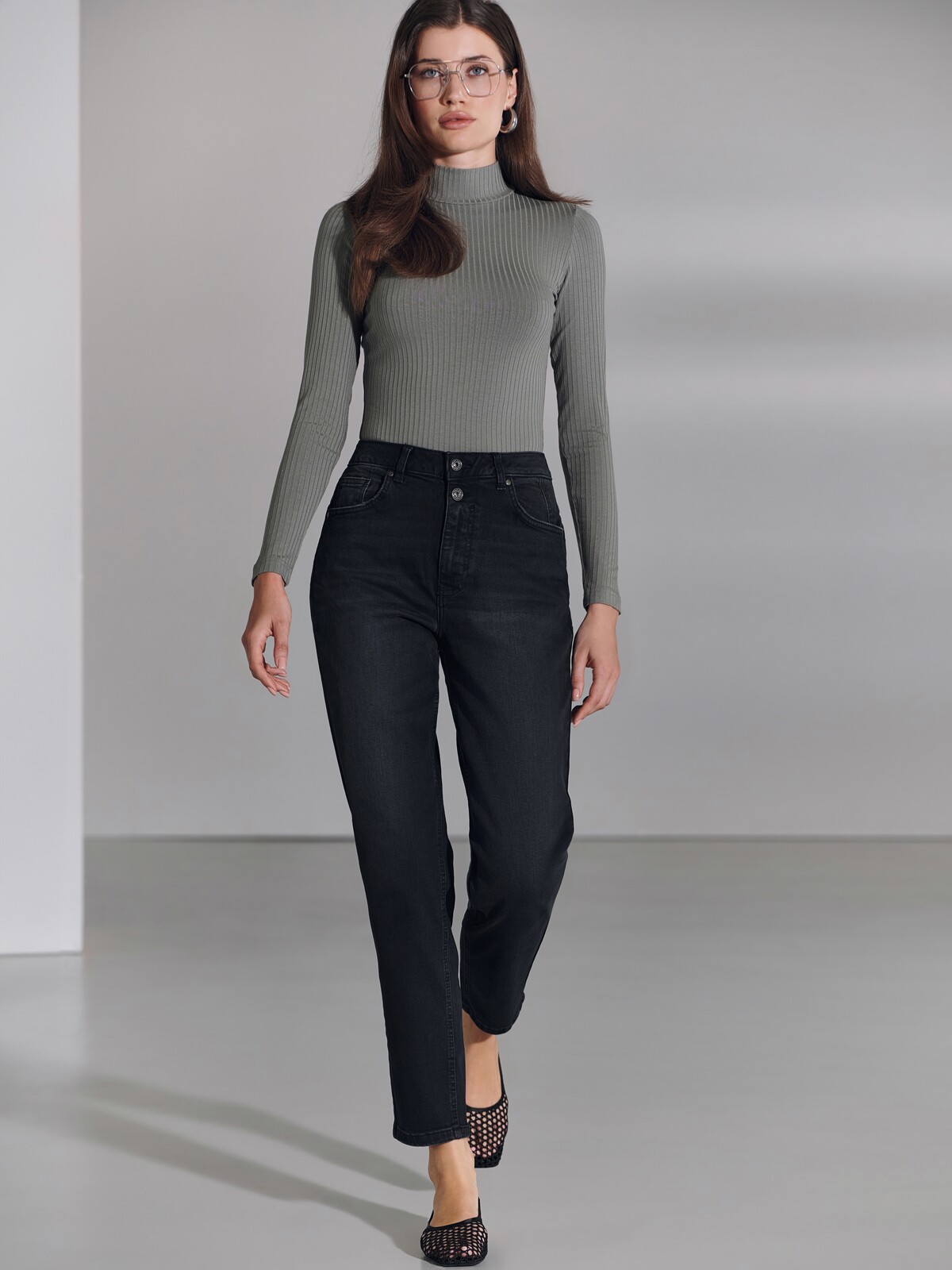 Mom Fit CONTE CON-702 Черные джинсы mom с застежкой на две пуговицы