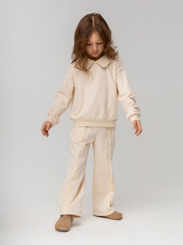 Костюм с декоративным кружевом