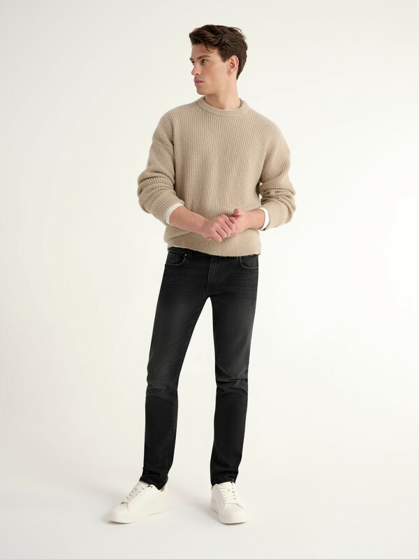 Slim CONTE CNM-02 Чёрные джинсы slim с эффектом потёртостей