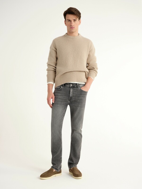 Straight CONTE CNM-05 Джинсы straight серого цвета с эффектом потёртостей и заломов