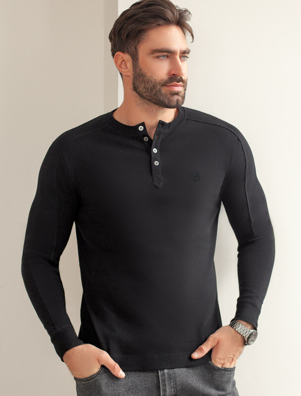 Лонгслив с воротником на пуговицах и декоративными швами из премиального хлопка с эластаном