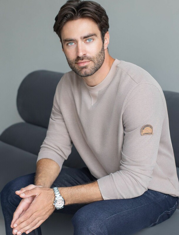 Джемпер легкий из фактурного эластичного трикотажа с принтом