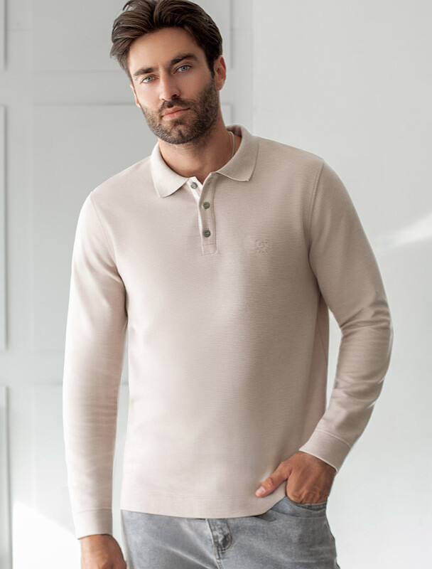 Лонгслив из мягкого фактурного трикотажа с плетеным воротником поло на пуговицах