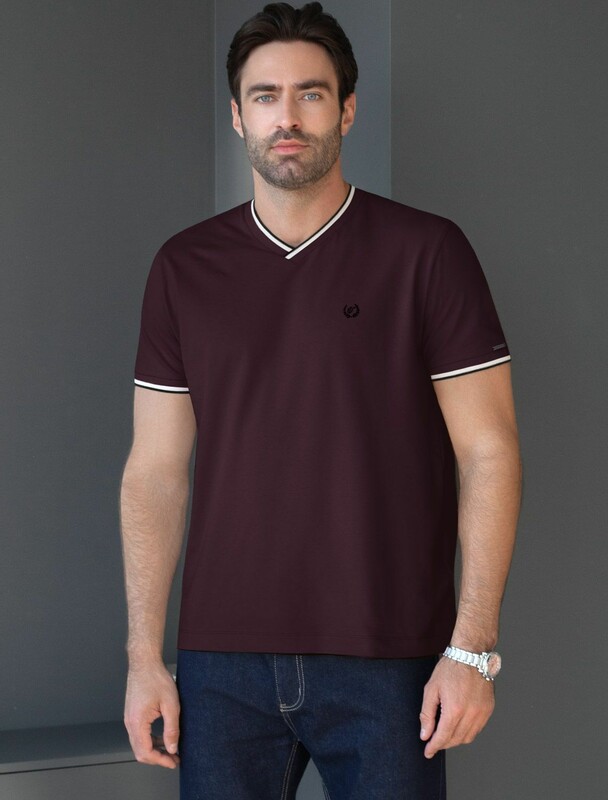 Футболка с V-вырезом из премиального хлопка с эластаном