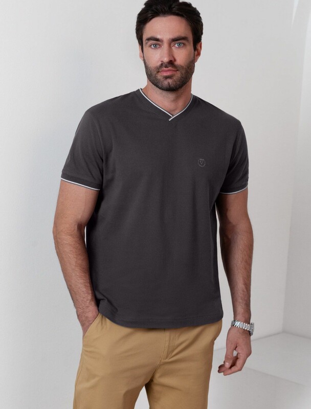 Футболка с V-вырезом из премиального хлопка с эластаном