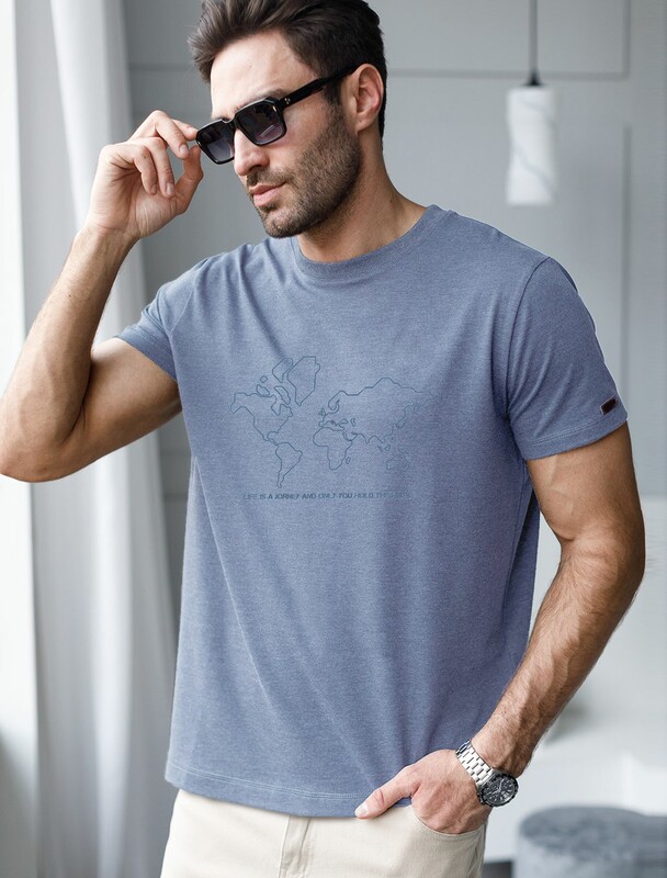 Футболка полуприлегающего кроя с принтом из премиального хлопка