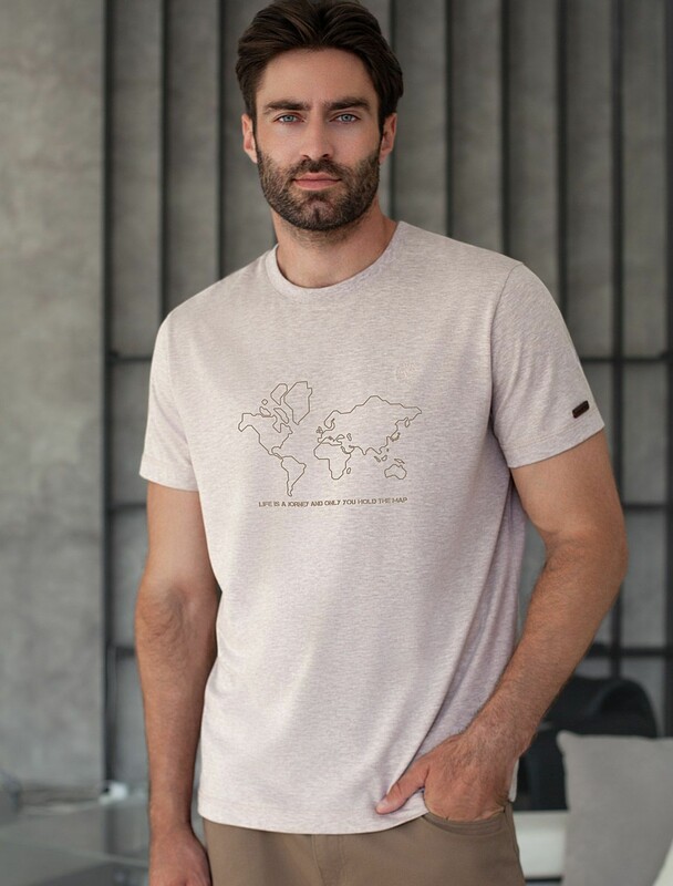 Футболка полуприлегающего кроя с принтом из премиального хлопка