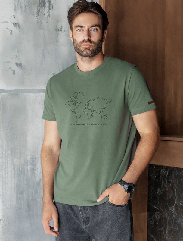 Футболка полуприлегающего кроя с принтом из премиального хлопка