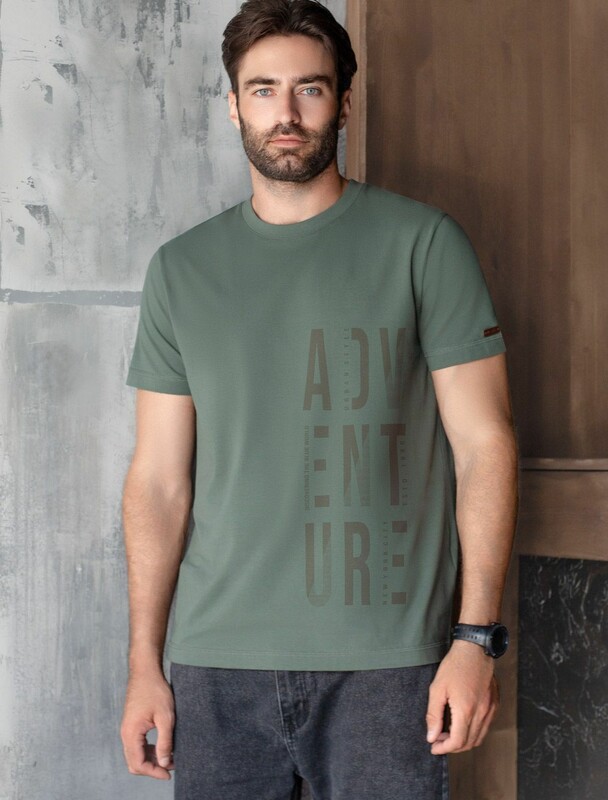 Футболка полуприлегающего кроя с принтом из премиального хлопка