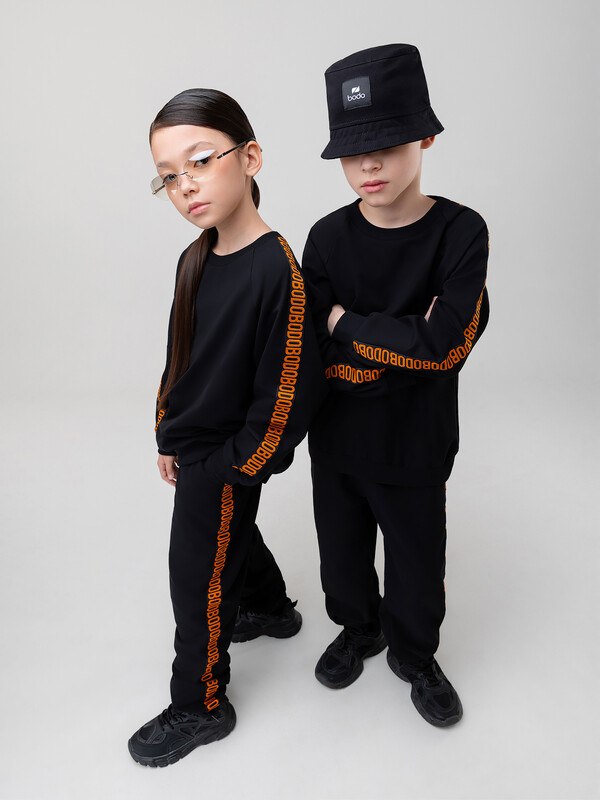 Костюм с брендированной лентой