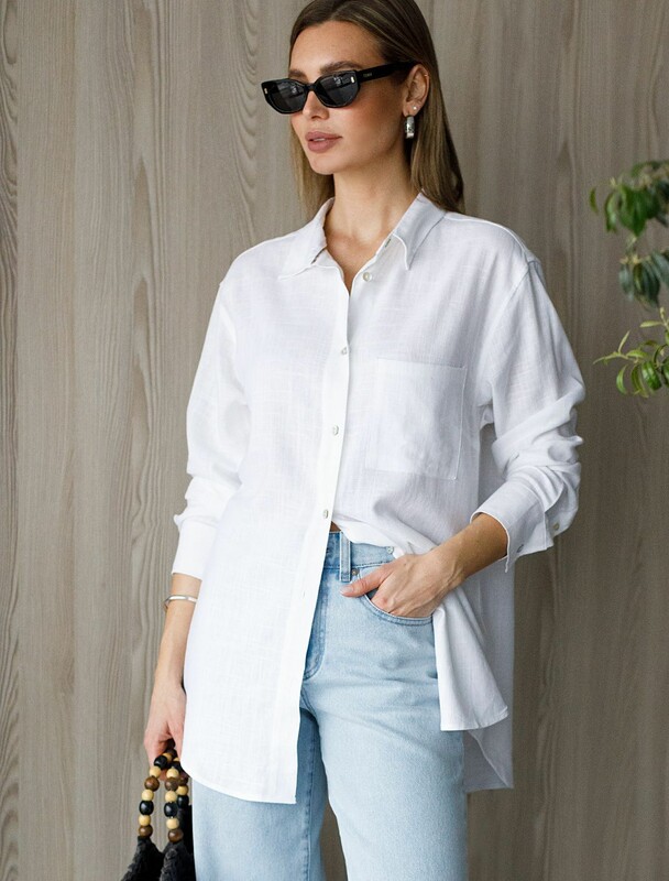 Свободная удлиненная блузка с карманом изо льна с вискозой