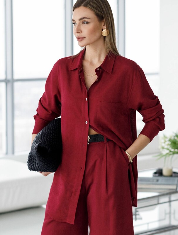 Свободная удлиненная блузка с карманом изо льна с вискозой