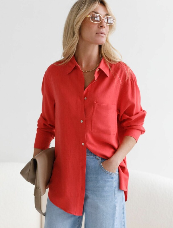 Свободная удлиненная блузка с карманом изо льна с вискозой