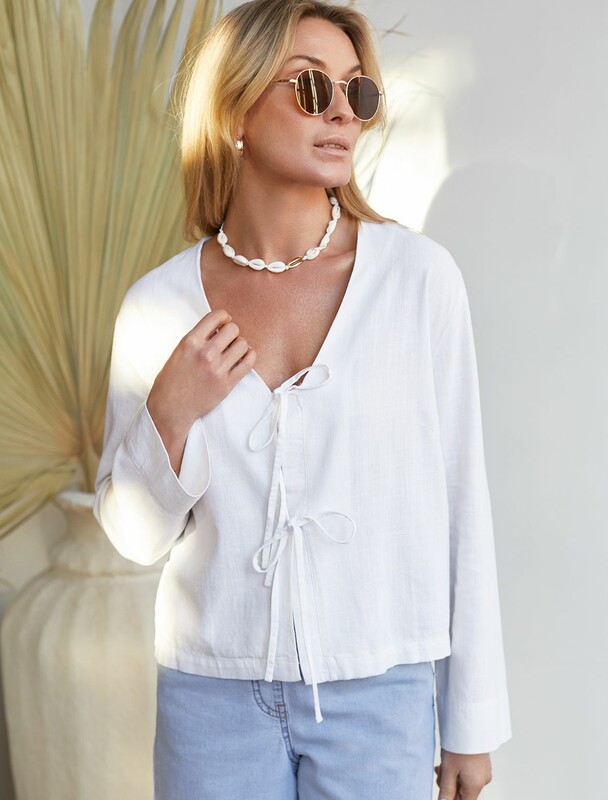 Укороченная свободная блузка с завязками и с V-вырезом изо льна с вискозой