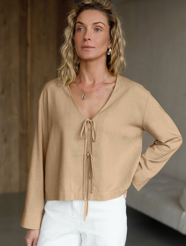 Укороченная свободная блузка с завязками и с V-вырезом изо льна с вискозой