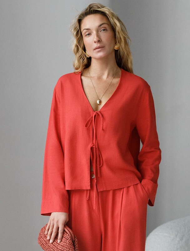 Укороченная свободная блузка с завязками и с V-вырезом изо льна с вискозой