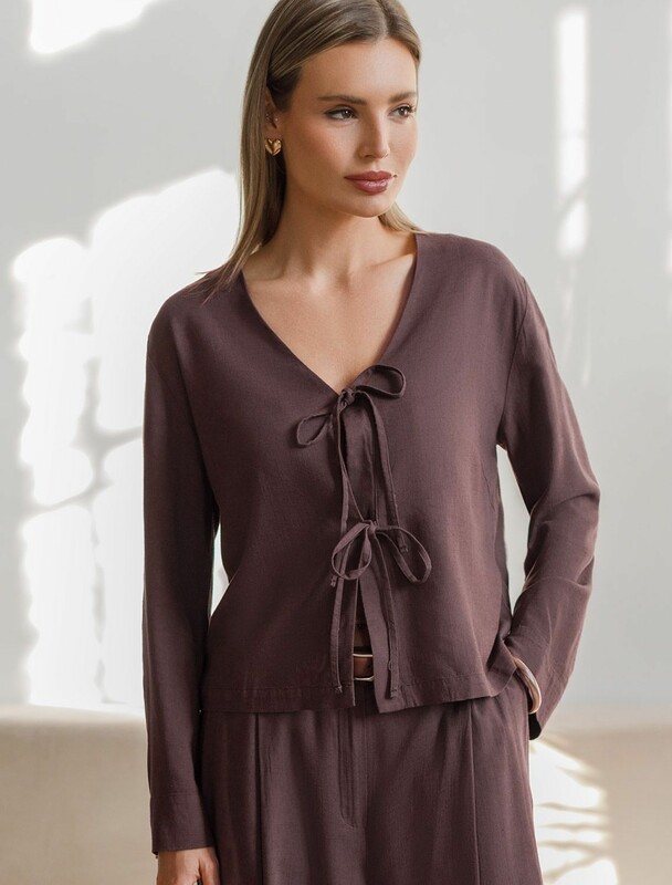 Укороченная свободная блузка с завязками и с V-вырезом изо льна с вискозой